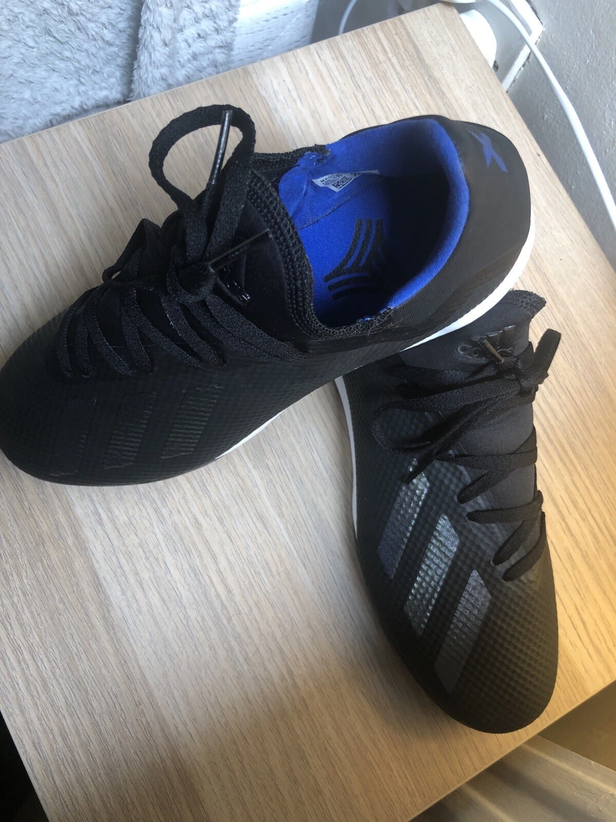Scarpe da ginnastica Adidas nuove taglia 6 UK