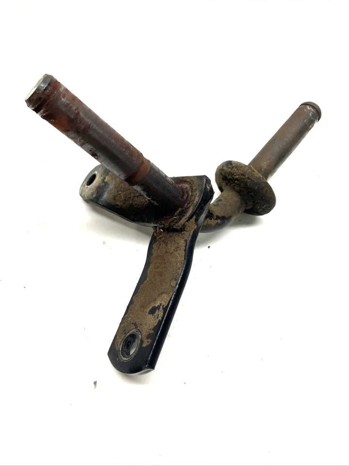 John Deere Lawn & Garden Tractor LH Steering Spindle AM38581 - Image 3 of 4