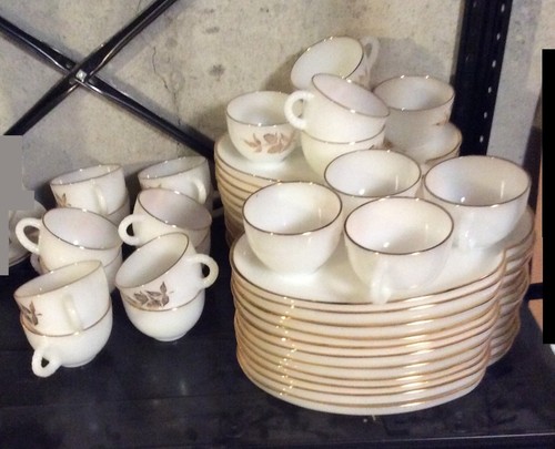 Federal Glass Company ● Atomic Flower ● Gold ● Snack Sets ● 18 Plates & Cups - Picture 2 of 10