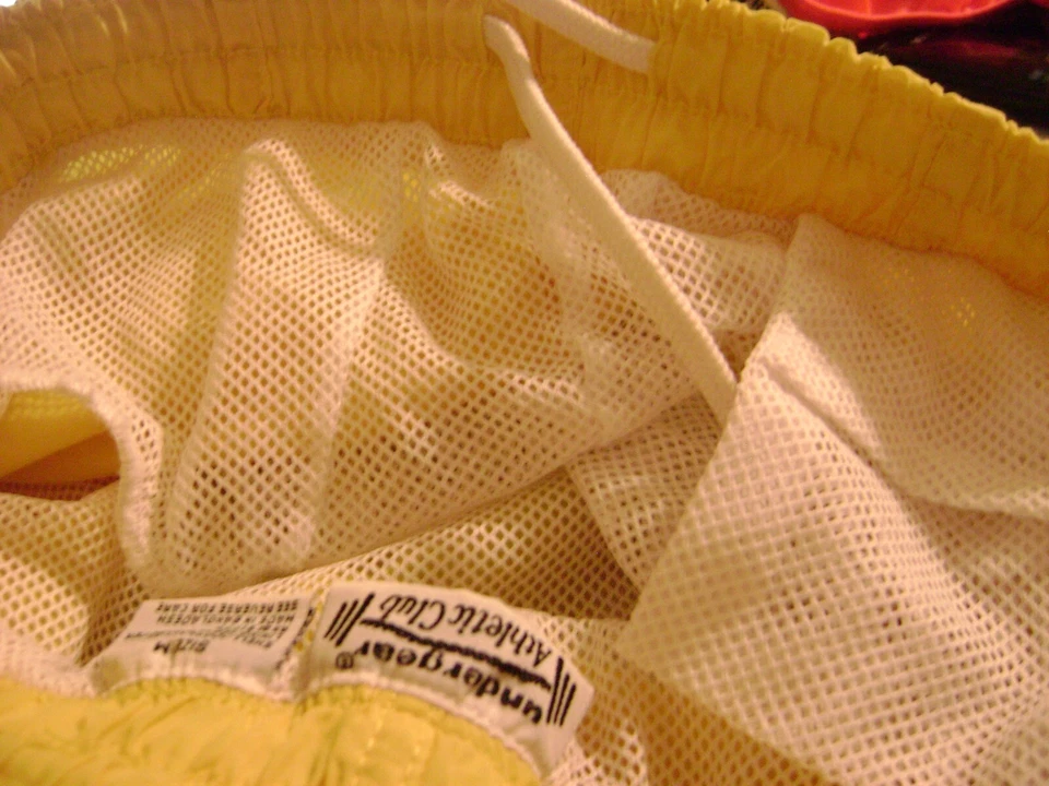 NUEVO DE LOTE "UNDERGEAR ATHELETIC CLUB" CORTO, COLOR AMARILLO BRILLANTE, TALLA MEDIANA Foto 4 de 4