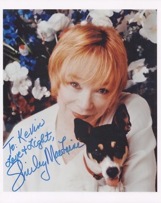 SHIRLEY MacLAINE signiertes 10x8 Foto ZWEI PANTOLETTEN FÜR SCHWESTER SARA COA
