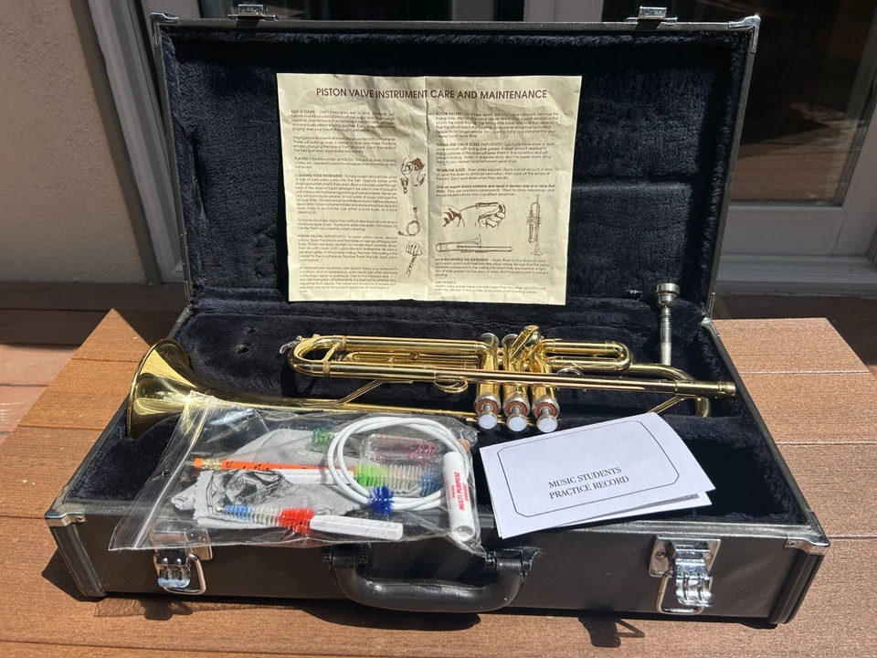 Trompeta YAMAHA YTR-200AD usada con boquilla de estuche rígido Foto 2 de 4