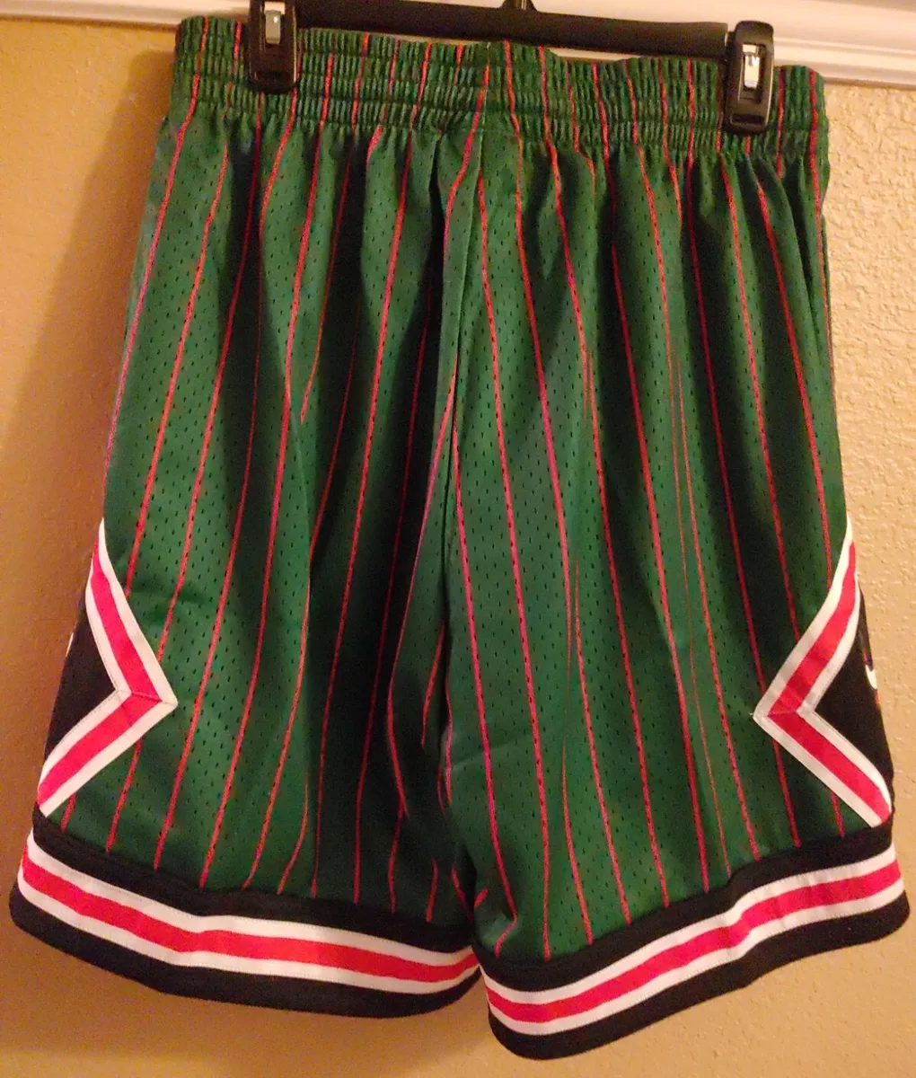 Mitchell & Ness Men's Chicago Bulls Green Swingman Shorts, Medium