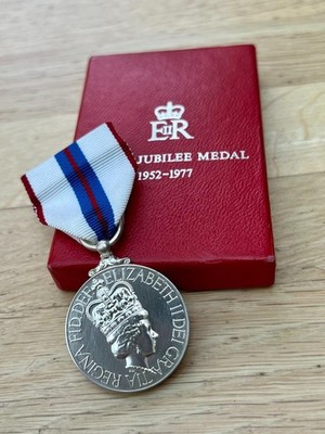Hervorragend verpackt offizielle Queen's Silver Jubilee Medal von Royal Mint.