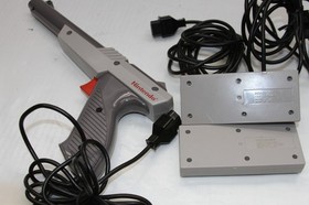 Nintendo NES Console, 2 Controllers, Zapper Gun, 26 Games w Sleeves & Manuals