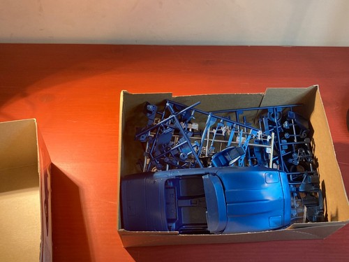 Monogram 1987 Chevrolet Corvette Roadster MetalFlake BLUE 1:24 Model 2742 - Picture 4 of 8