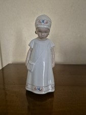 Statuina Porcellana Royal Copenaghen B&G Else con vestito bianco e borsetta