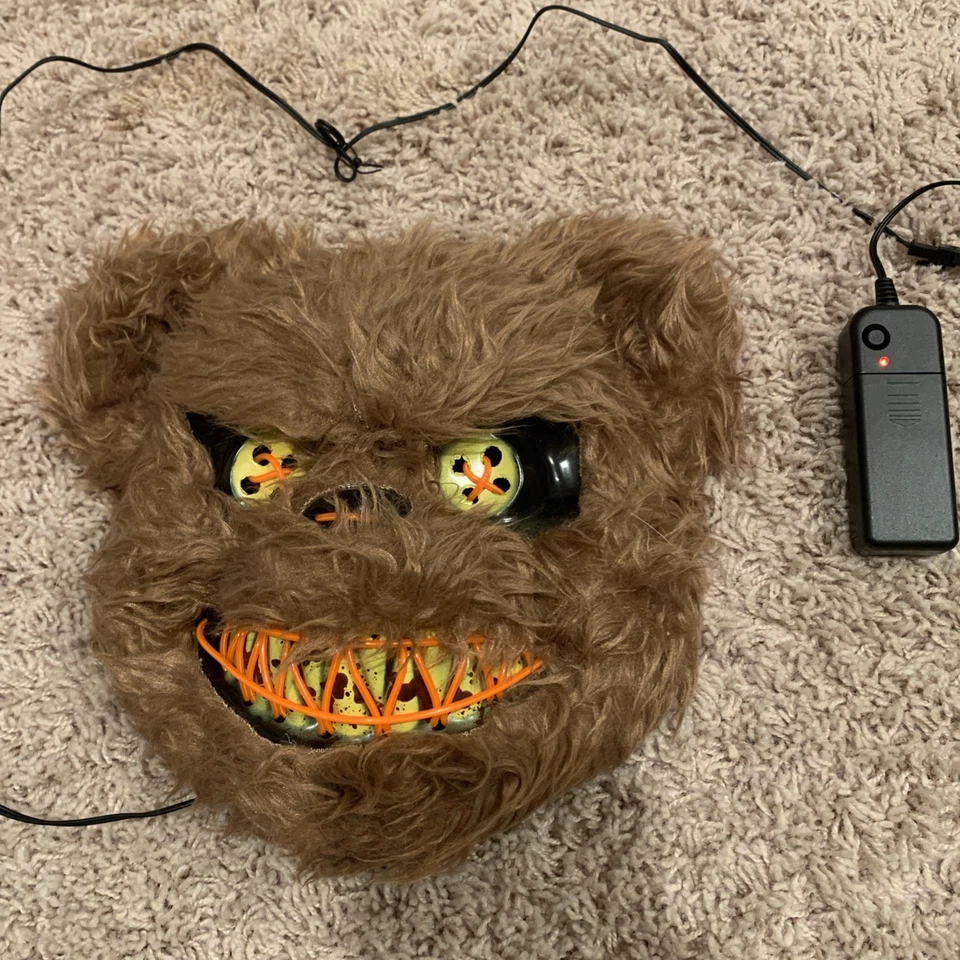 Máscara de Halloween Light Up Five Nights At Freddy's Killer Teddy Bear funciona Foto 2 de 4