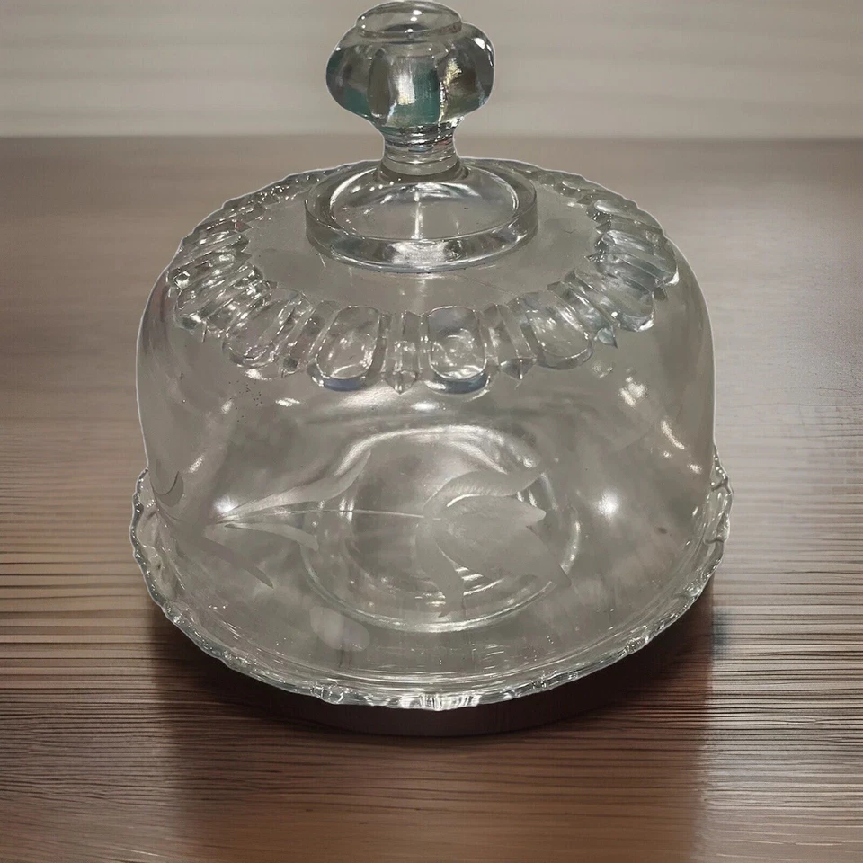 Маленькая стеклянная пьедестальная тарелка для торта с матовым цветочным куполом — 5-дюймовое травленое стекло - Изображение 2 из 4