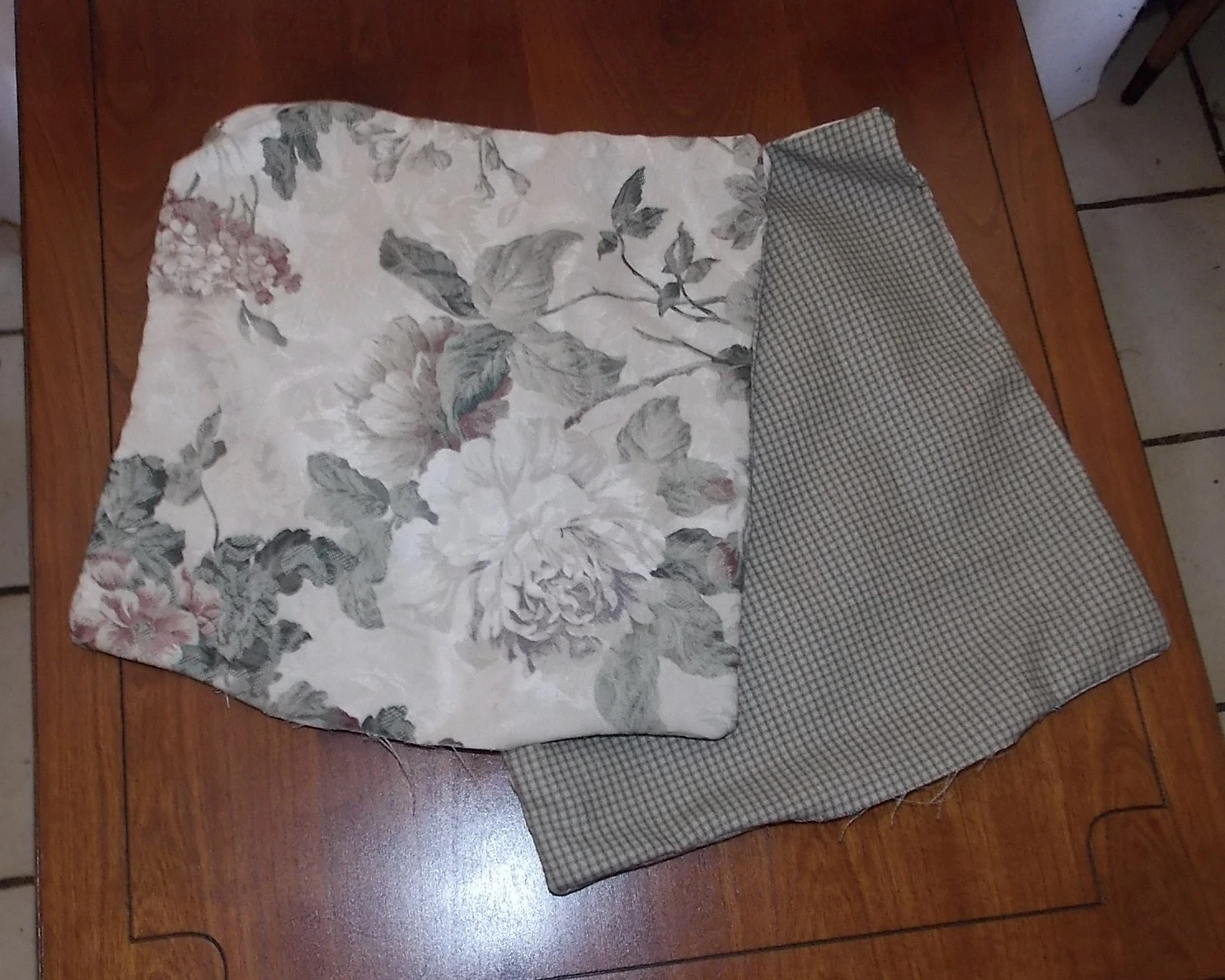 Pair of Cream Green Flower Print Decorative Print Throw Pillows 10 x 12