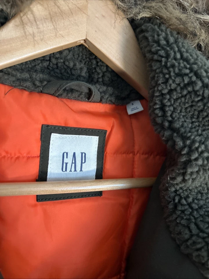 Chaqueta Abrigo Parka Gap Resistente al Agua Imitación Piel Forrada Capucha Pequeña Hombre’s Invierno Foto 3 de 4