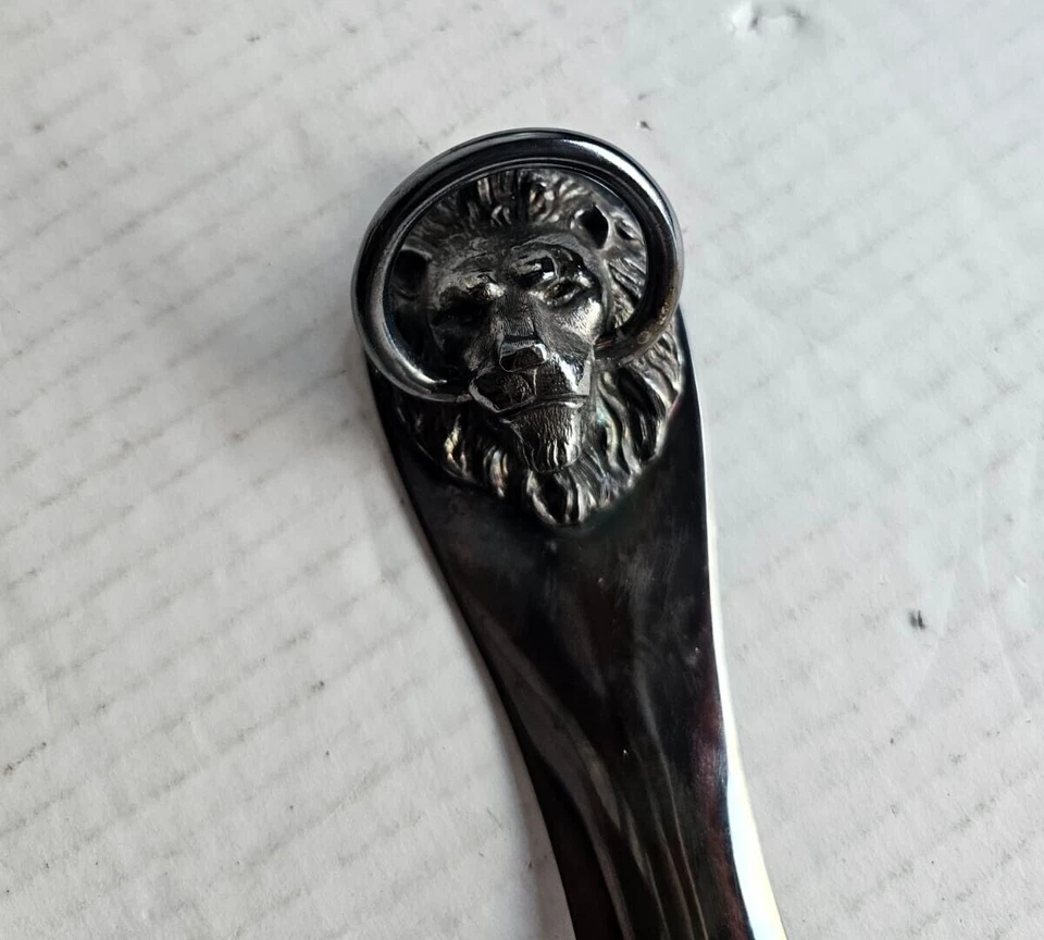 Cuerno de zapato pesado vintage enchapado en plata Reed & Barton con mango de anillo de máscara de león Foto 4 de 4