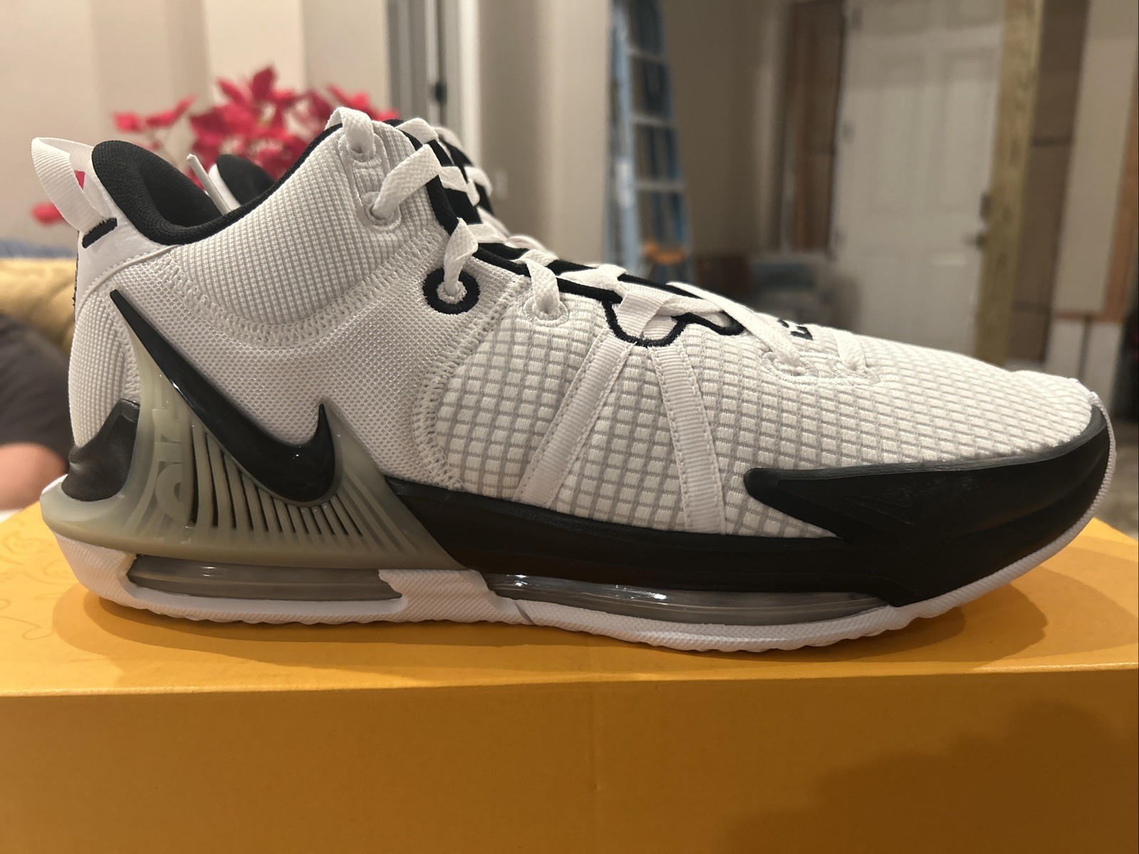 Nike LeBron Witness VII TB Men’s Size 13 White Black Grey DZ3299100 thumbnail 2