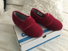 New Ladies Cosyfeet ‘Helen’ Velcros Slippers - Size UK-3 - Burgundy.