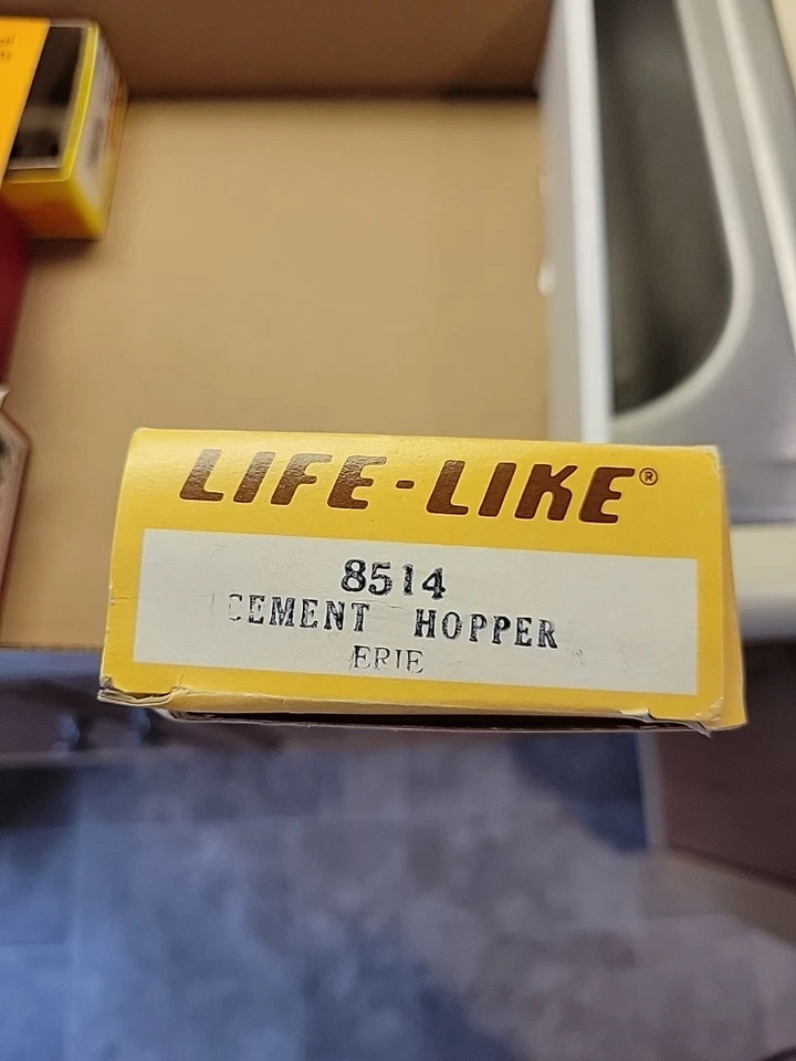 Life-Like HO Scale Erie 4065 2-Bay Covered Hopper Freight Car Rolling Stock 8514 - Image 2 of 2