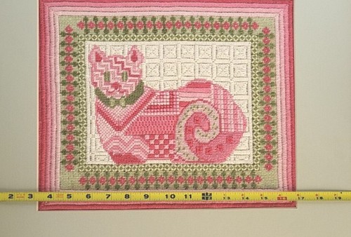 De Colección Acabado Punta de Aguja Calico Gato Rosa, Verde y Marfil Mate Sin Marco 20 x 16" - Imagen 8 de 12
