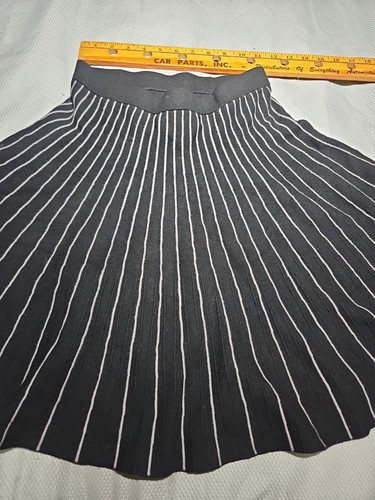 Carmen Marc Valvo Skirt Womens Small Black Stripe Knit Flare Short Knit Pull On - Picture 3 of 9