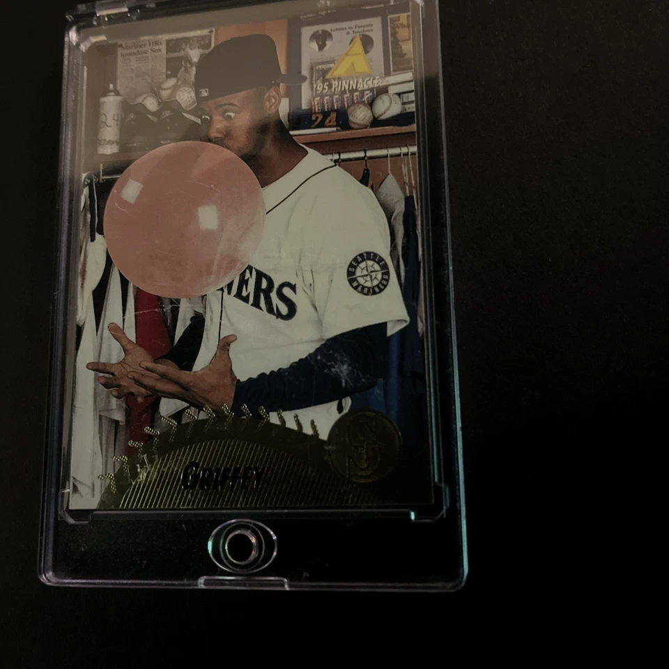 Tarjeta Pinnacle Ken Griffey Jr #128 1995 Seattle Mariners soplando goma de mascar Foto 4 de 4