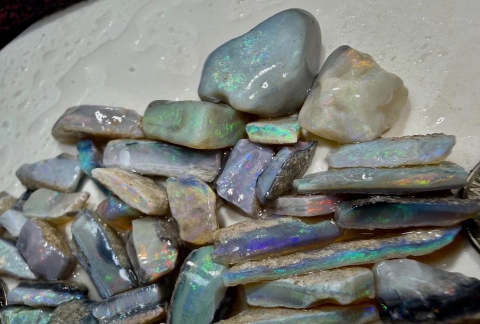 AUSTRALIANO PAQUETE ÁSPERO ÓPALO SUBASTAS NEGRO CRISTAL OSCURO COLORES SUPERIORES VIDEO 155ct Foto 2 de 4