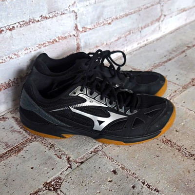 Mizuno Black/White Low Top Lace-Up Athletic Sneakers Gum Rubber Sole