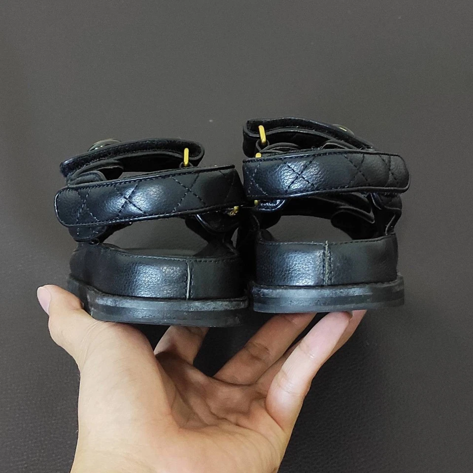 Sandalias acolchadas para papá Chanel CC Charm zapatos para mujer de cuero negro talla: EU37 US7 Foto 4 de 4
