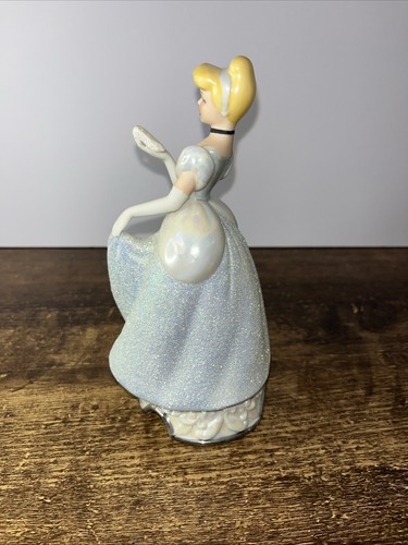 Disney Cinderella Porcelain Figurine 7" Tall Glitter Gown Holding Slipper - Bild 4 von 6
