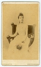 FOTO, eine lächelnde junge Frau weißes Kleid Sessel Möbel Mont de Marsan