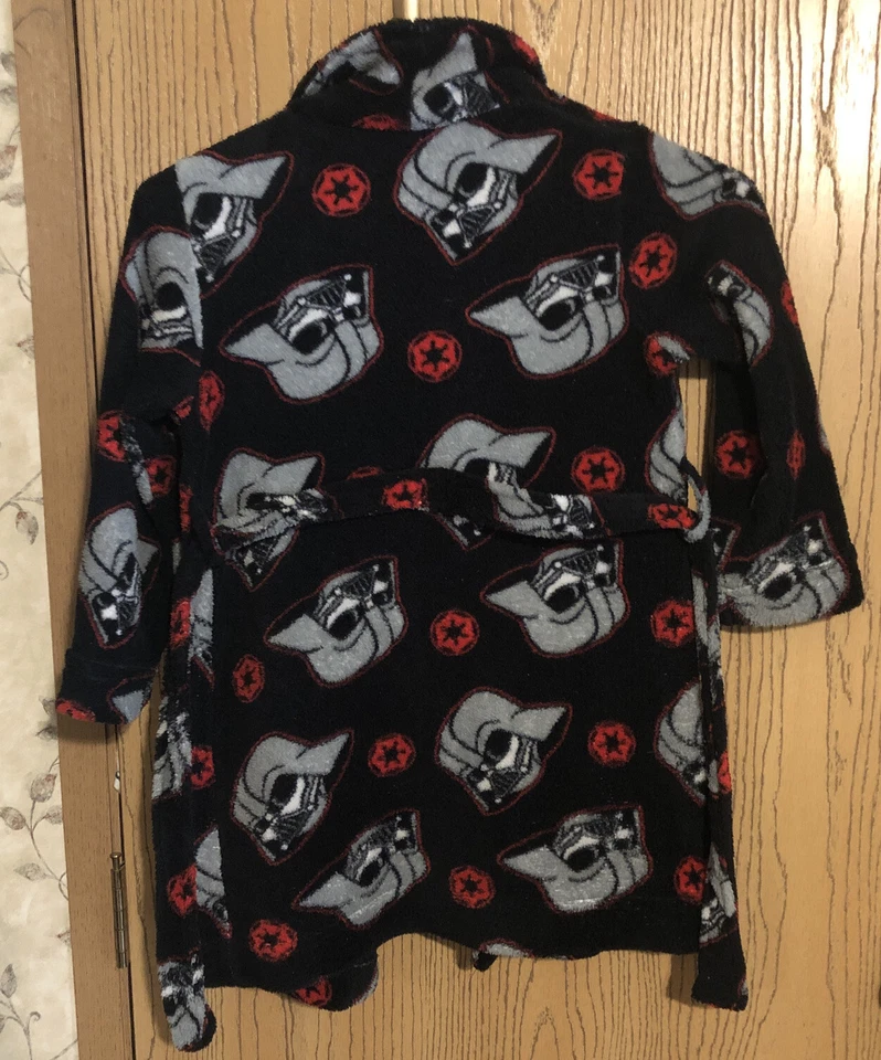 Bata de baño polar oficial Star Wars Darth Vader para niño | Talla 4T/5T vacaciones de invierno Foto 2 de 4
