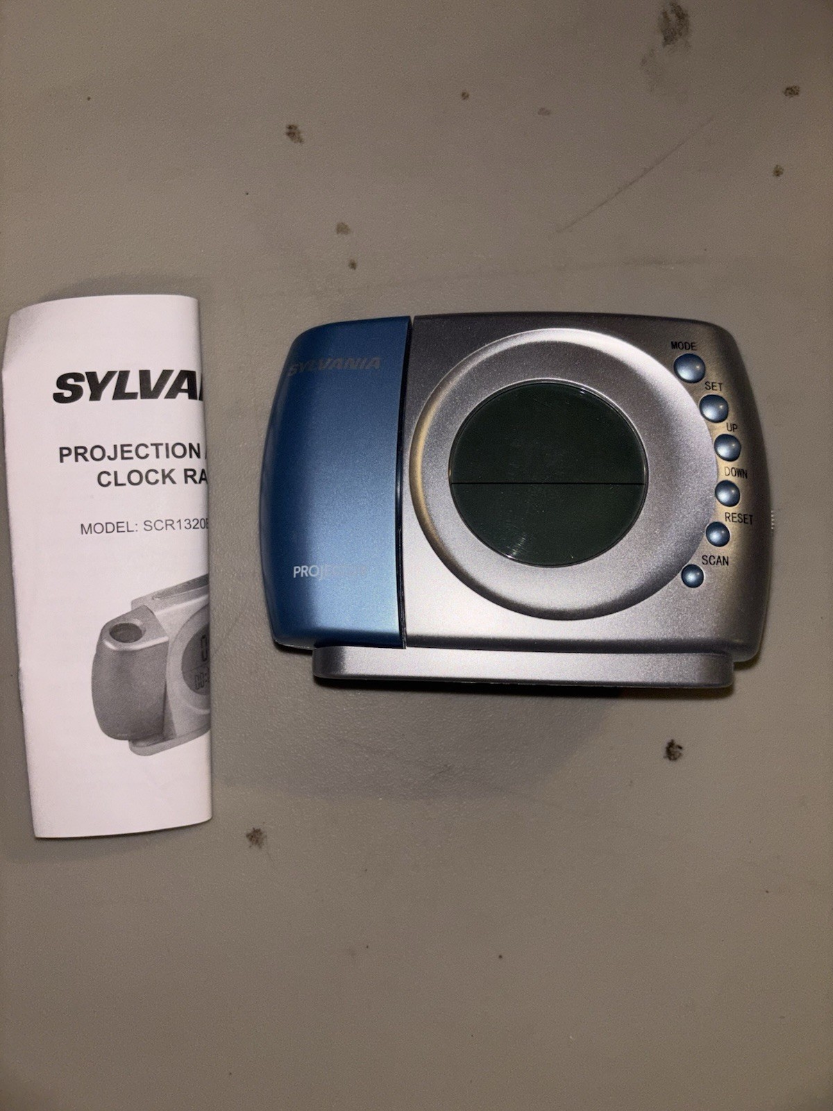 Sylvania SCR1320S-SILVER Projection Alarm Clock Radio Digital Display (WORKS)
