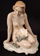 Figura de porcelana ENS alemana chica desnuda lirio de agua loto dama desnuda