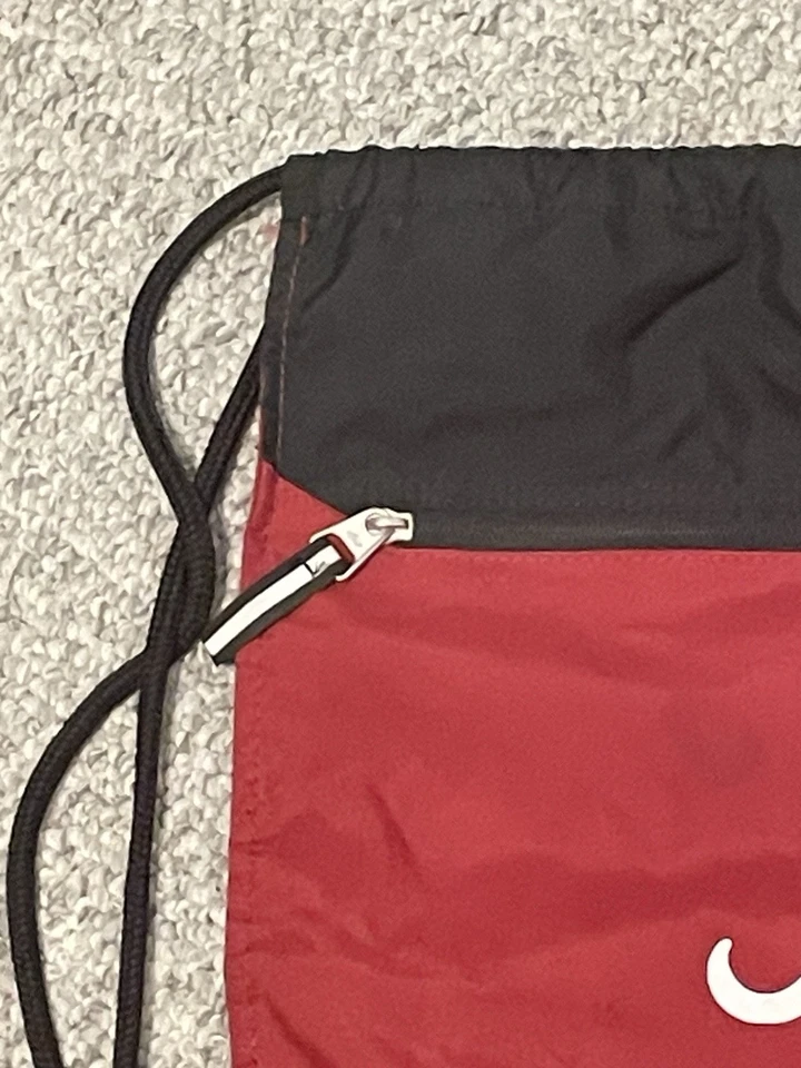 Mochila de cordão Nike Alabama Crimson Tide bolsa de ginástica vermelha preta logotipo - Imagem 2 de 4