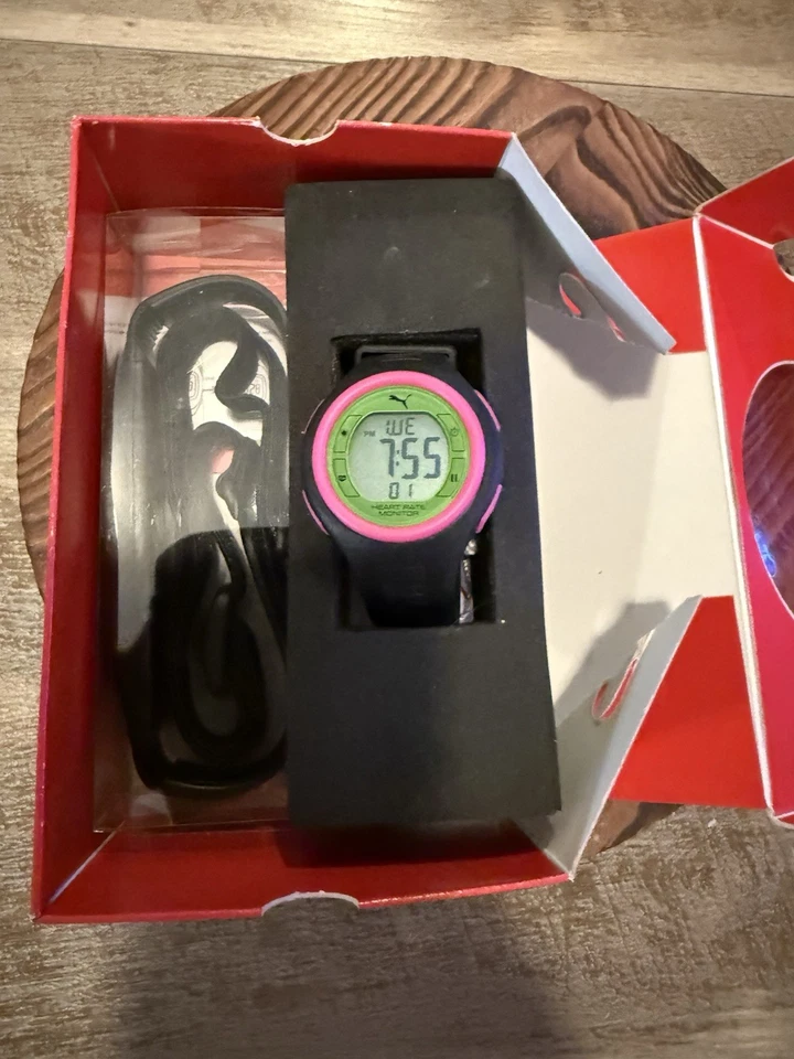 Monitor de ritmo cardíaco digital Puma rosa negro/caucho PU910541008 PRECIO DE VENTA SUGERIDO POR EL FABRICANTE 85 $ Foto 3 de 4