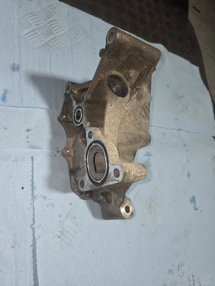 Soporte bomba agua Honda Civic 2,0 L Foto 2 de 4