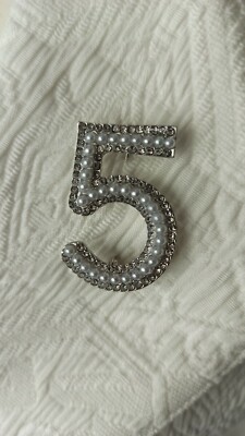 Blogger Schmuck Brosche Perlen silber Nummer Fünf Nr.5 Madam Coco Anstecknadel