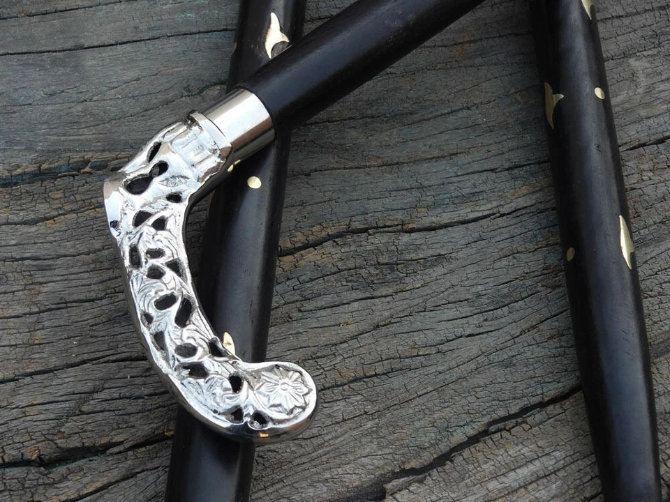 Bastón de madera vintage cromado grabado con incrustación negra hecho estilo latón Foto 3 de 4