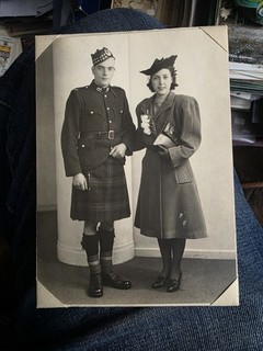 WW1 SCOTTISH HIGHLANDS SOLDIER & SWEETHEART. ORIGINAL WW1 PHOTO 16x10cm App