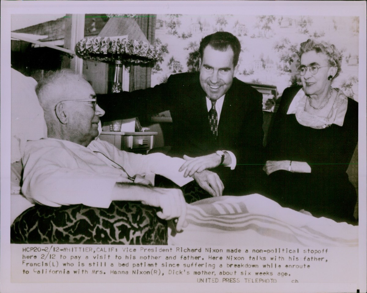 GA70 Wire Photo VICE PRESIDENT RICHARD NIXON Mother Father Family