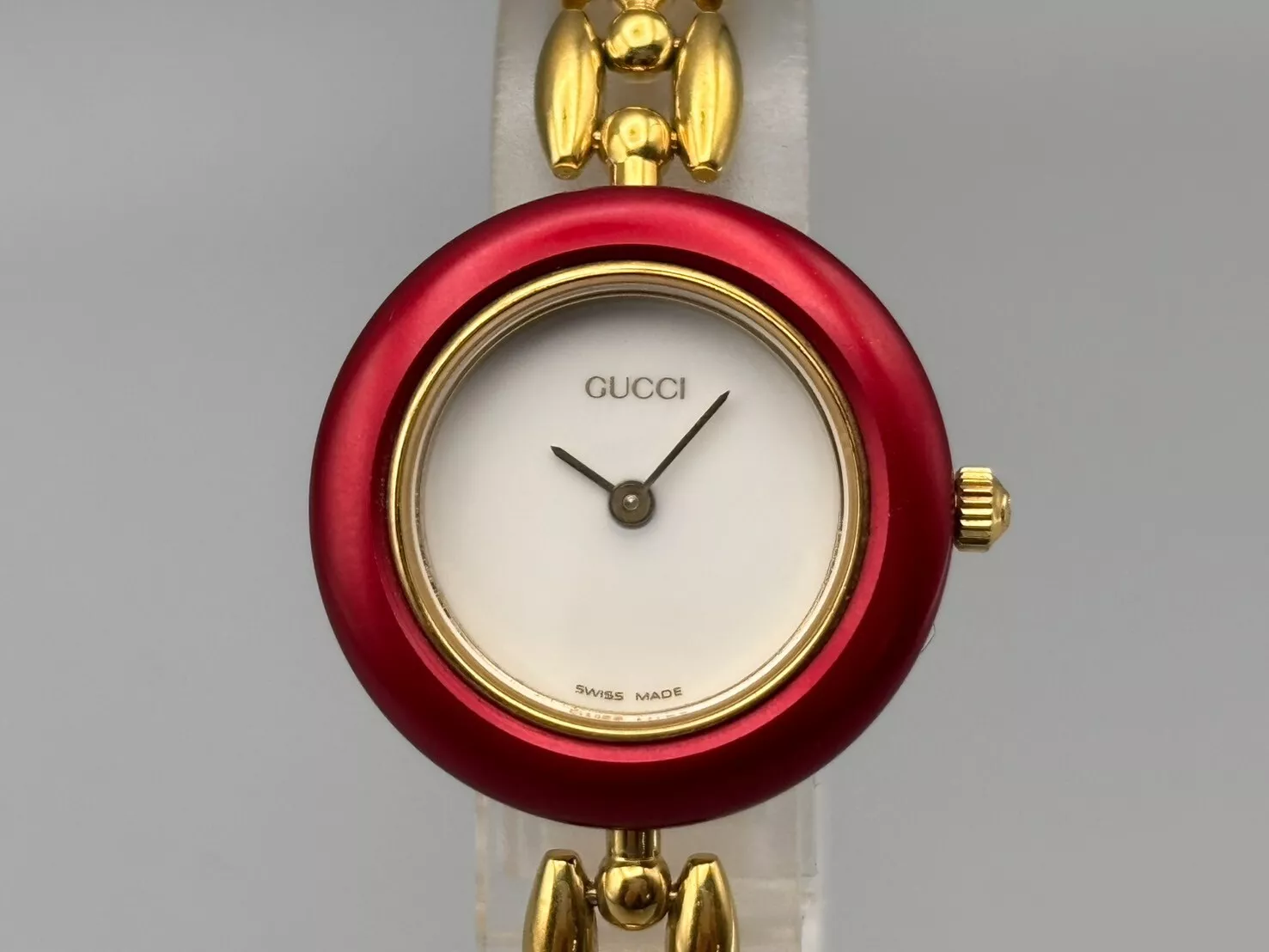 Montre femme vintage Gucci lunette change 1200 cadran doré blanc métal rouge