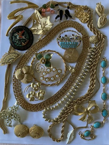 Estate Vintage Lot Gold Tone Costume Jewelry Unsigned Necklace Pin Bracelet 25p