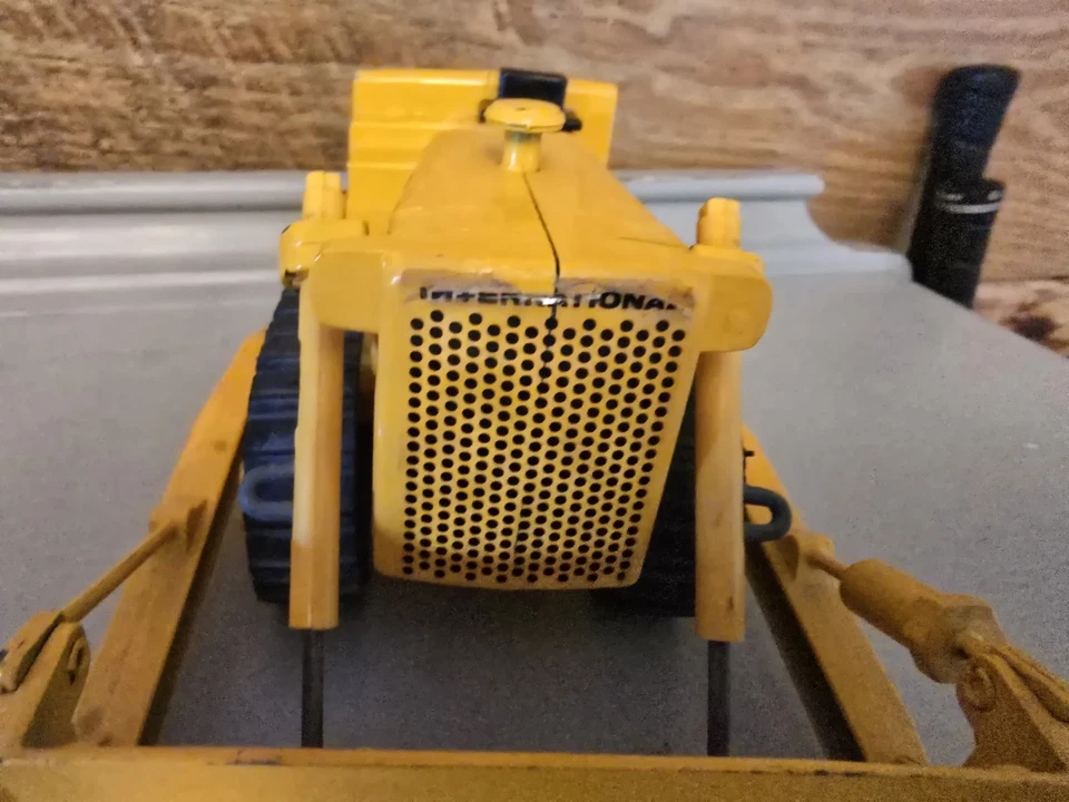 Cosechadora internacional fundida a presión Ertl TD-25 de colección excavadora sobre orugas con hoja Foto 4 de 4
