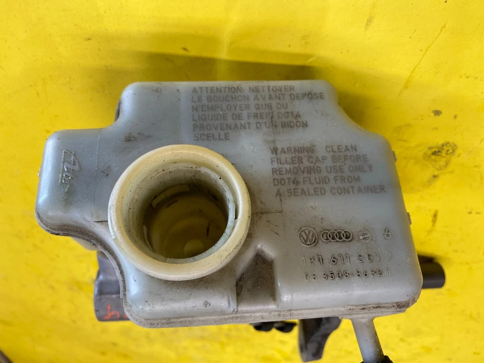 2008 VOLKSWAGEN RABBIT BRAKE MASTER CYLINDER W/RESERVOIR TANK OEM 1K1 611 301 - Image 2 of 4
