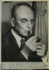 1945 Press Photo William D. Mitchell lighting his pipe in Washington, DC