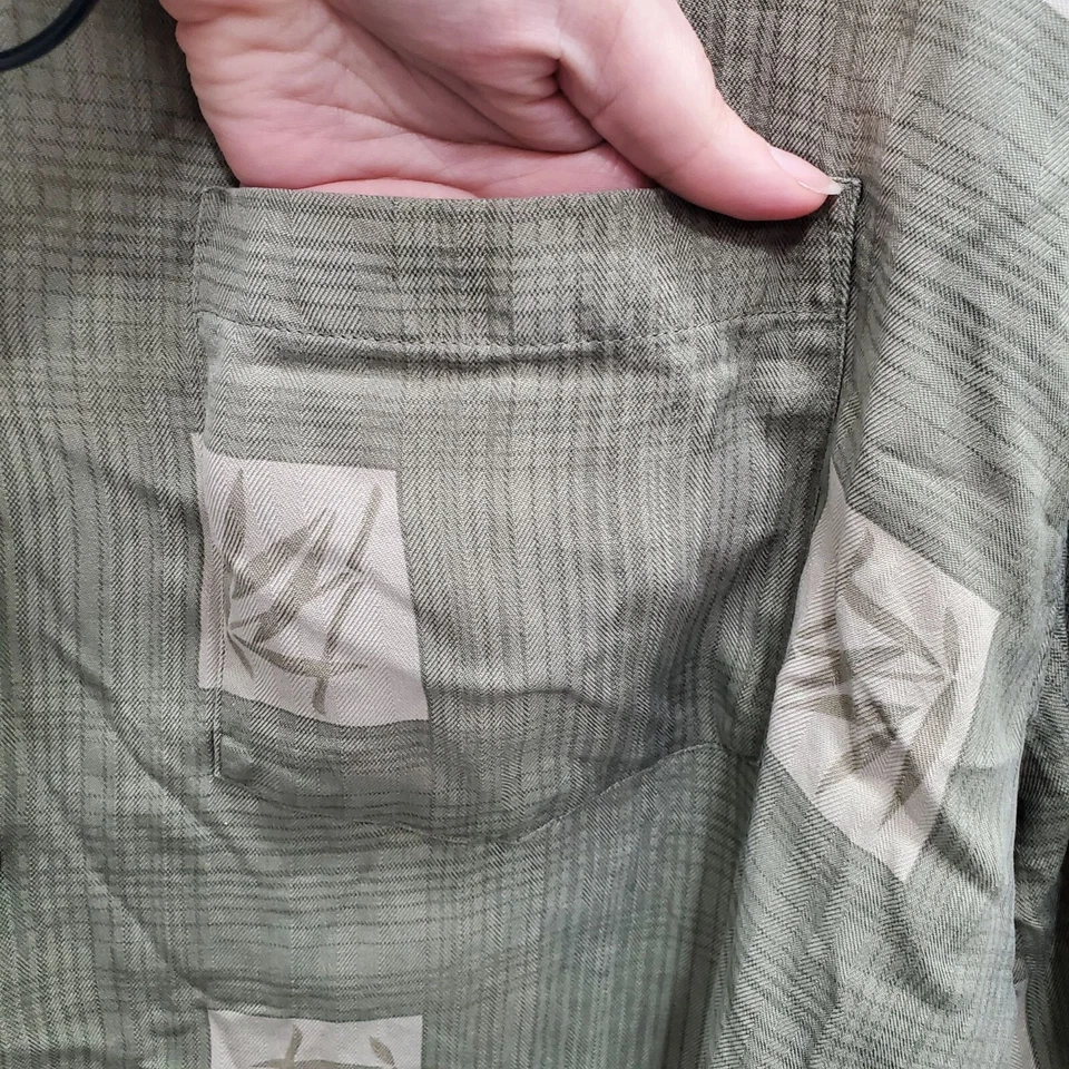 Bamboo Cay Resort Wear Masculino Olive Tropical Casca de Coco SS Botão de Seda Extra Grande - Imagem 4 de 4