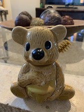 Figura de oso de cerámica vintage con olla de miel tarro de miel y cuchara de miel pintada a mano