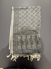 Sciarpa Bianca, Nera e Grigia - Senza Brand - ROVINATA