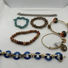 Mixed Lot Of Costume Jewelry Bracelets. 10/24