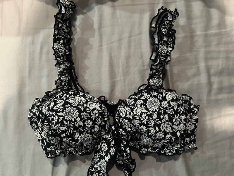 Women’s Xhilaration Black And White Floral Bikini Top, Size Small, Worn Once 