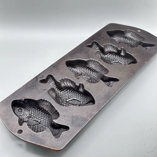 Vintage Lodge Cast Iron Fish Shaped Cornbread Muffin Baking Pan Mold 15”