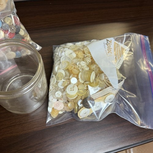 HUGE LOT ANTIQUE VINTAGE SEWING BUTTONS Kit Grandma’s Estate 2 Lb 15 Oz - Picture 10 of 11
