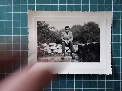 VR358 Foto um 1950 Mann sitzt auf Steinmauer